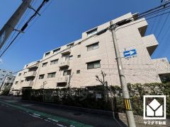 キッチンは空間を有効活用できる壁付けタイプ。L型なので作業動線が最短距離で効率良く動けます。コーナー部分の作業スペースをより広く確保できているのも魅力です。（A・Bプラン共通）