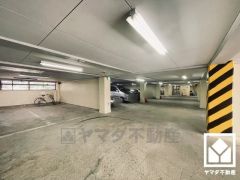 東側には、南北に走る県道142号線や13号線が通っています。名神高速道路の尼崎インターチェンジも車で5分圏内で、神戸方面や大阪方面へも出やすく、車での移動にも便利な立地です。