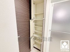 バスタオルやパジャマ等を収納できるリネン庫。洗剤等のストックも収納できるので、洗面室をすっきり清潔に保つことができそうです。可動棚なので用途に合わせて高さを調整できます。