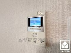 突然の来訪時でも安心なモニター付きインターホンを完備。お留守番中のお子様でも簡単に来訪者の確認ができます。