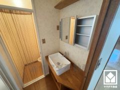 収納付きでスッキリお使い頂ける洗面台です。カウンターが広めなので、忙しい朝でも身支度がしやすく時短になります。