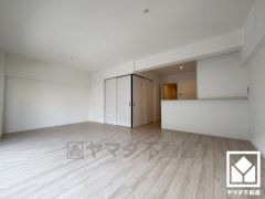 広々17帖のLDKが魅力。家族全員がリラックスできる、ゆったりとした快適リビングで温かい団らんの時間を。