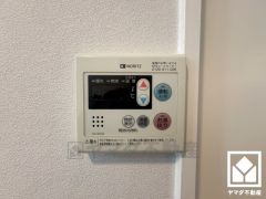 お湯はりスイッチを押し、給湯栓を開けてお湯はりをすると、設定した湯量でお湯が自動的に止まるオートストップ機能付き。（給湯栓は開いたままなので、必ず閉めてください）