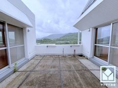 南向きで陽当たり、風通し良好。広々としたルーフバルコニーで陽射しを感じながら贅沢な時間を過ごすことができます。お洗濯物もたっぷりと干す事ができそうです。
