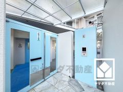 エントランスから始まる、快適な暮らし。オートロック完備の防犯性とデザイン性を両立した、安心の住まい。