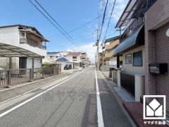 徒歩5分圏内に買い物施設が複数揃う、生活便利な環境です。