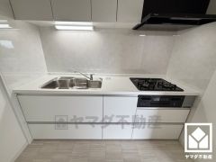 キッチンは空間を有効活用できる壁付けタイプ。毎日の料理がもっとスムーズになる、便利な3口コンロ付き。