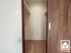 収納力豊富なウォークインクローゼット付き。お洋服はもちろん季節の荷物、趣味の道具や日用品のストックなども収納可能。