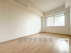 北東側洋室です。大きな窓からは明るい光が降り注ぎます。柔らかな光が差し込むお部屋で、快適で落ち着いた生活をお送りいただけます。