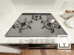 家族のごはん作りがはかどる。同時調理ができる3口コンロ付き。