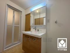 収納付きでスッキリお使い頂ける3面鏡の洗面台です。洗面ボウルが広めなので、忙しい朝でも身支度がしやすく時短になります。