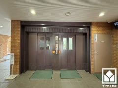 2基のエレベーターを設置し、待ち時間を短縮。快適な住まいへのアクセスをスムーズに。スキップフロア型で、停止階は1・4・7・10階となっています。