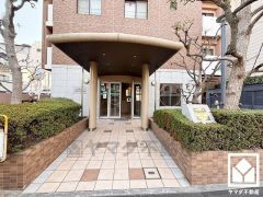 エントランスから始まる、快適な暮らし。オートロック完備の防犯性とデザイン性を両立した、安心の住まい。