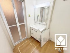 収納付きでスッキリお使い頂ける3面鏡の洗面台です。洗面ボウルが広めなので、忙しい朝でも身支度がしやすく時短になります。