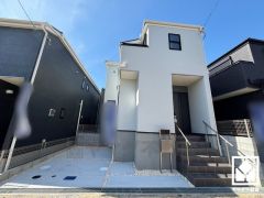 落ち着いた色合いと直線的な美しさが調和したモダンな外観。帰るたびに安心感を感じられる佇まい。