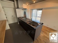 LIXILの最上位グレードキッチン「リシェル」採用。対面式のフラットキッチンでお料理中でもお子様の様子が分かって安心です。左手には玄関へ繋がる扉があり、換気やゴミ出しなどにも便利です。