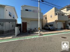 床暖房付きで、寒い冬でも足元ポカポカ。ホコリを巻き上げないのでお子様のいるご家庭にもおすすめです。