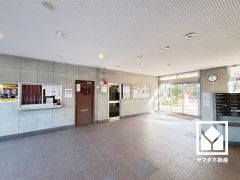 開放的で落ち着いたロビーが、心を癒すひとときを演出。くつろぎと気品が共存する、快適な住まい。