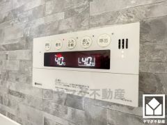 ボタン1つで自動でお湯張りができるオートバス機能付き。追い炊き機能もございますので、いつでも温かいお風呂に入ることができます。