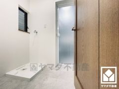 小さなお子様のお風呂上りもこのスペースがあればゆったりとして頂けます。室内洗濯機置場がございますので、天候に左右されず洗濯していただけます。