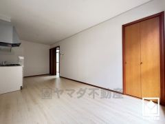 プライバシー・採光に配慮された2階LDKです。心地よい空間が広がるリビングで、家族みんなが快適に過ごせる時間を提供。