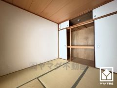 約4.5帖の和室です。押入にはお客様用の座布団や寝具も収納可能です。