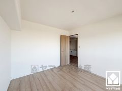 約6帖の洋室です。お子様のお部屋などにも丁度良い広さです。全居室フローリングでお掃除もラクラクです。