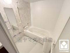 1日の疲れを癒す浴室でゆったりリフレッシュ。清潔感あふれる空間で、毎日のバスタイムをより快適に。