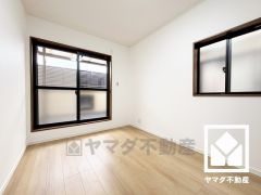 2面採光。大きな窓からは明るい光が降り注ぎます。柔らかな光が差し込む洋室で、快適で落ち着いた生活をお送りいただけます。