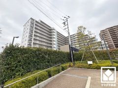 バスタオルやパジャマ等を収納できるリネン庫がございます。洗剤等のストックも収納できるので、洗面室をすっきり清潔に保つことができそうです。