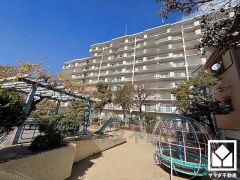 敷地内にベンチの設置されたゆったりとした広場がございます。敷地南側に隣接してすべり台などの遊具が設置された植栽豊かな公園もあり、子育て世帯の方にもお勧めです。