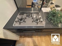 家族のごはん作りがはかどる。同時調理ができる3口コンロ付き。スタイリッシュなガラストップコンロで、お手入れもしやすいです。