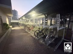 サイクルラックの設置された駐輪場を完備。スッキリ整理されて、自転車同士の接触や転倒の心配がございません。（月額100円）