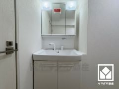 収納付きでスッキリお使い頂ける3面鏡の洗面台です。洗面ボウルが広めなので、忙しい朝でも身支度がしやすく時短になります。