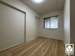 約5.5帖の洋室です。大きな窓からは明るい光が降り注ぎます。柔らかな光が差し込むお部屋で、快適で落ち着いた生活をお送りいただけます。