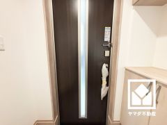玄関は断熱ドアとなっております。室内へ出入りする熱の多くがドアからとなっており、断熱ドアを設置することで熱の出入りを抑止し、室内温度を安定させます。