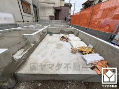 キッチン横には窓がございますので、昼間は手元が明るく、お料理がはかどります。