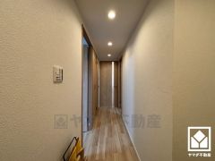 シンプルで洗練された玄関スペース。帰るたびにホッとできる、心地よい住まいの入り口。