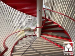 ホワイト×レッドのスタイリッシュな外階段がマンションを美しく彩ります。柵が上部まで繋がっており隙間が小さいため落下の危険がなく、デザインと安全性を両立した作りになっています。