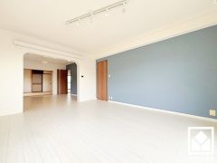 広々18帖のLDKが魅力。家族全員がリラックスできる、ゆったりとした快適リビングで温かい団らんの時間を。