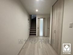 シンプルで洗練された玄関スペース。帰るたびにホッとできる、心地よい住まいの入り口。