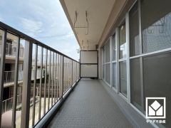 南向きバルコニーで陽当たり、風通し良好。広々としているため、お洗濯物をたっぷりと干す事ができます。