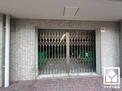 北側に国道171号線が通っています。阪神高速道路・名神高速道路と繋がる西宮インターチェンジも車で10分圏内で、神戸方面や大阪市街地・京都方面へも出やすく、車での移動にも便利な立地です。