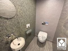 上品な壁紙と遊び心のあるタイルデザインが魅力的なトイレ空間。機能性とセンスが融合した、居心地の良いプライベートスペースです。