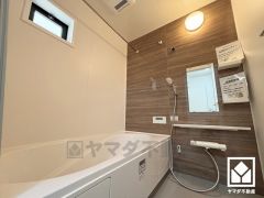 ゆったり足が伸ばせるので、毎日の疲れを癒やすバスタイムを実現。ナチュラルな木目調のアクセントパネルは落ち着いた雰囲気を演出してくれます。