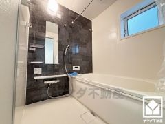 1日の疲れを癒す浴室でゆったりリフレッシュ。小窓が付いているので明るく、こもりがちな湿気もすぐ取り除くことができます。