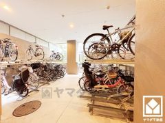 サイクルラックの設置された屋内駐輪場を完備。スッキリ整理されて、自転車同士の接触や転倒の心配がございません。