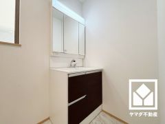 収納付きでスッキリお使い頂ける3面鏡の洗面台です。洗面ボウルが広めなので、忙しい朝でも身支度がしやすく時短になります。