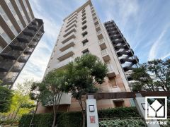 敷地内に駐車場を完備。重い荷物や雨の日の移動もスムーズで、快適なカーライフを実現。現在、駐車場に空きがございます。空き状況は変動いたしますので、詳細は弊社スタッフまでお気軽にお問い合わせください。