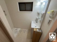 収納付きでスッキリお使い頂ける洗面台です。洗面ボウルが広めなので、忙しい朝でも身支度がしやすく時短になります。